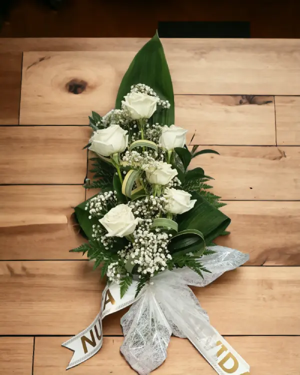 Ramo funerario de rosas blancas y paniculata